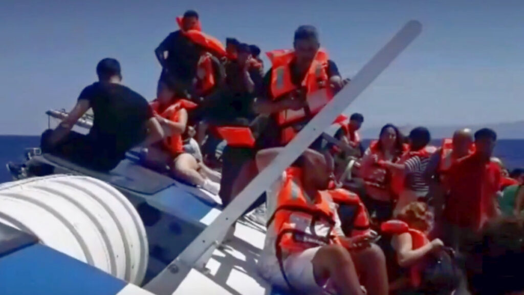 Naufragio al largo di Cipro Nord: traghetto si ribalta, almeno sei morti