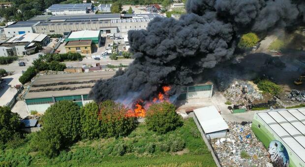 Incendio nel deposito di rifiuti ad Airola: nube nera e stop alle attività