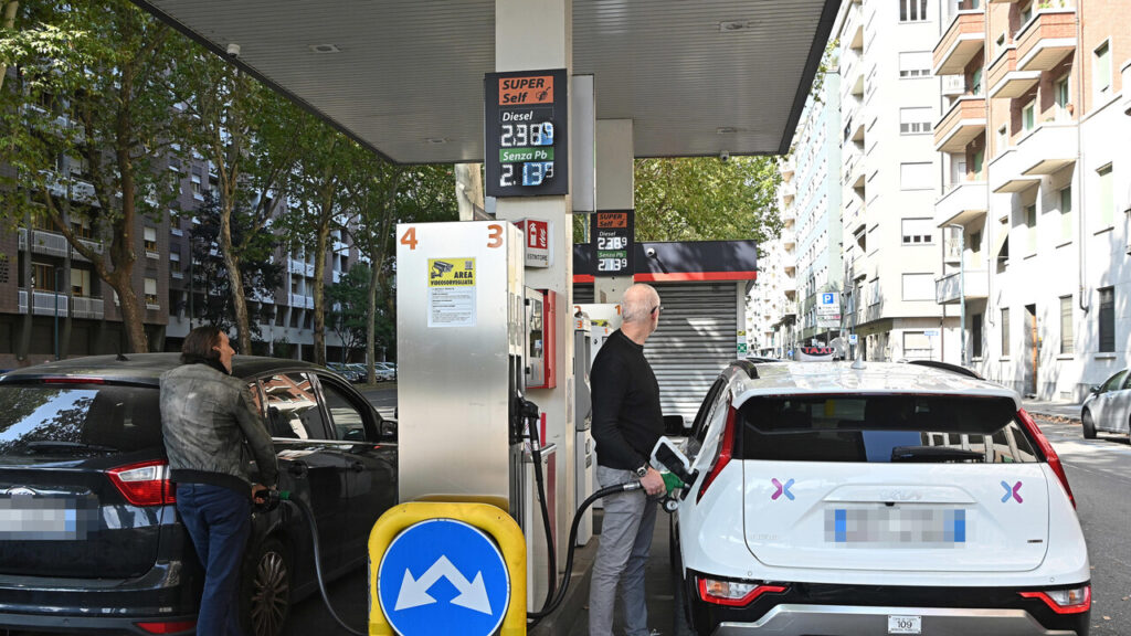 Carburanti, nuovi rialzi: il diesel sfiora i 2,5 euro al litro in autostrada