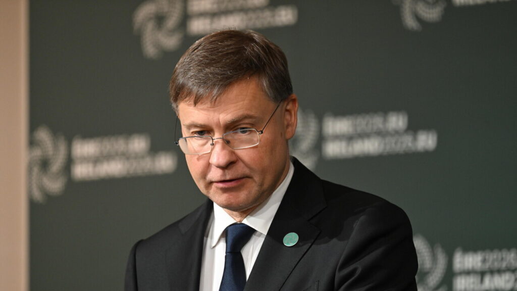 Asset russi immobilizzati, Dombrovskis: «Aperte diverse opzioni» nell’Ue