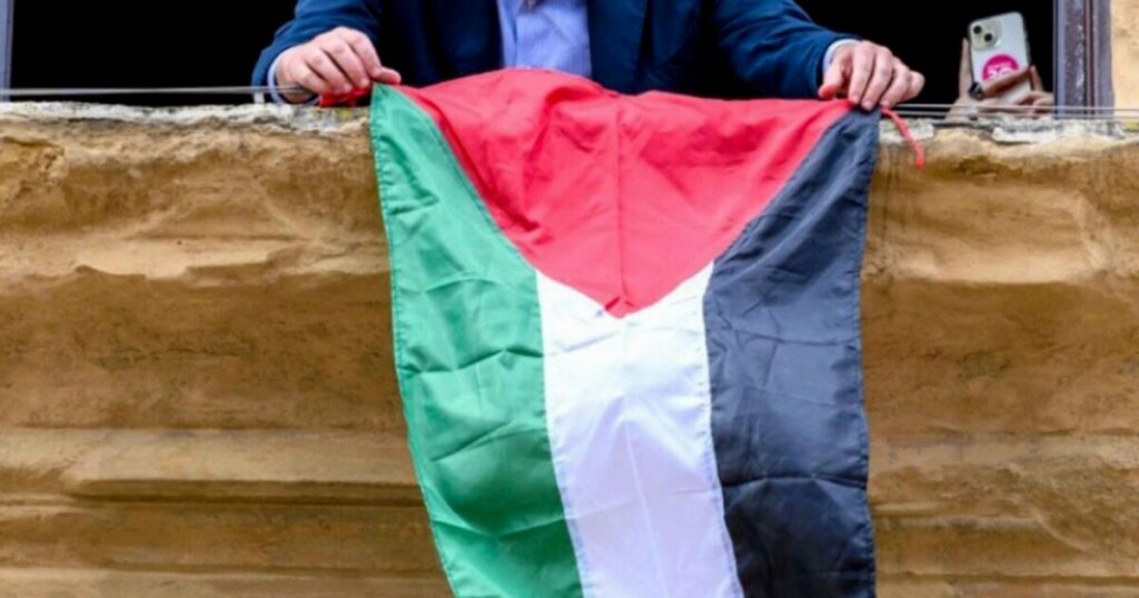 La bandiera palestinese arriva al Lido durante la Mostra di Venezia