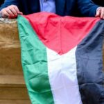 La bandiera palestinese arriva al Lido durante la Mostra di Venezia