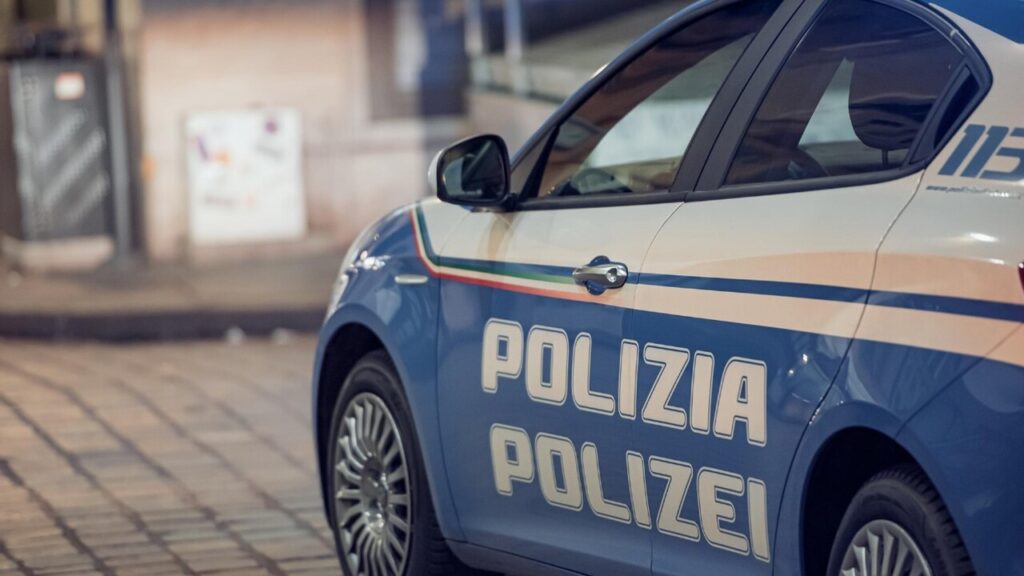 Bolzano, minaccia una donna con un coltello e tenta di strapparle la borsa: arrestato