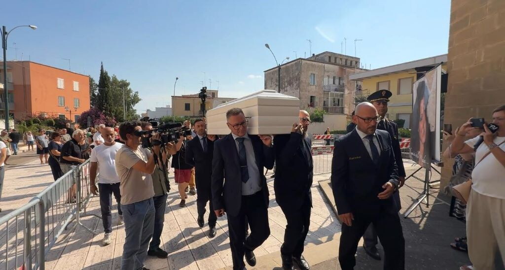 Squinzano saluta Lorena Isceri: chiesa gremita per i funerali