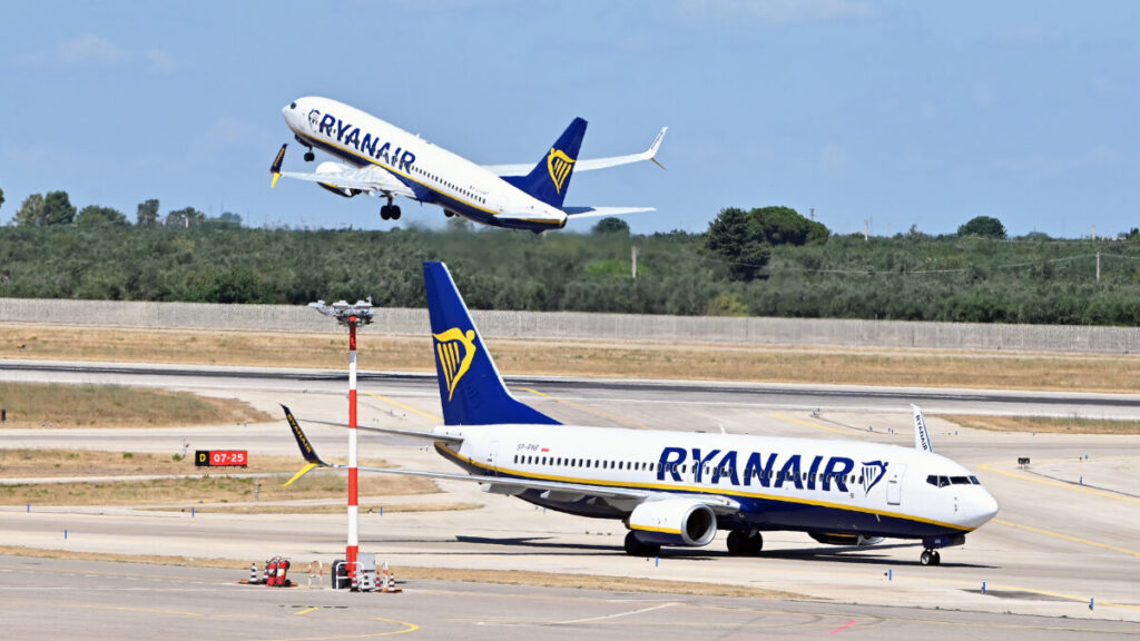Ryanair valuta il taglio di 10mila voli in inverno: il caro carburante può far salire i prezzi