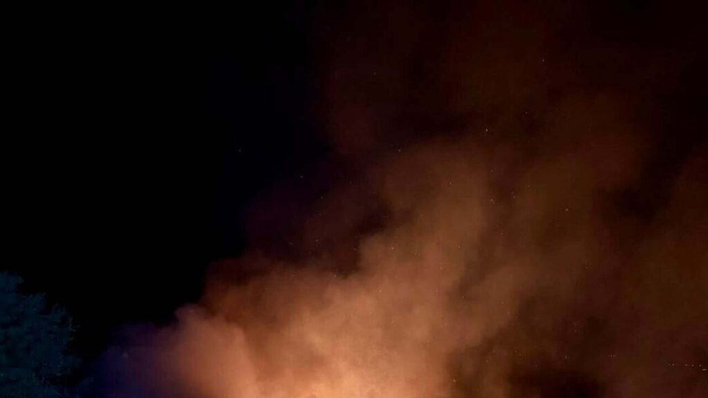Incendio a Longostagno, distrutto il fienile di un maso: salvati sette bovini