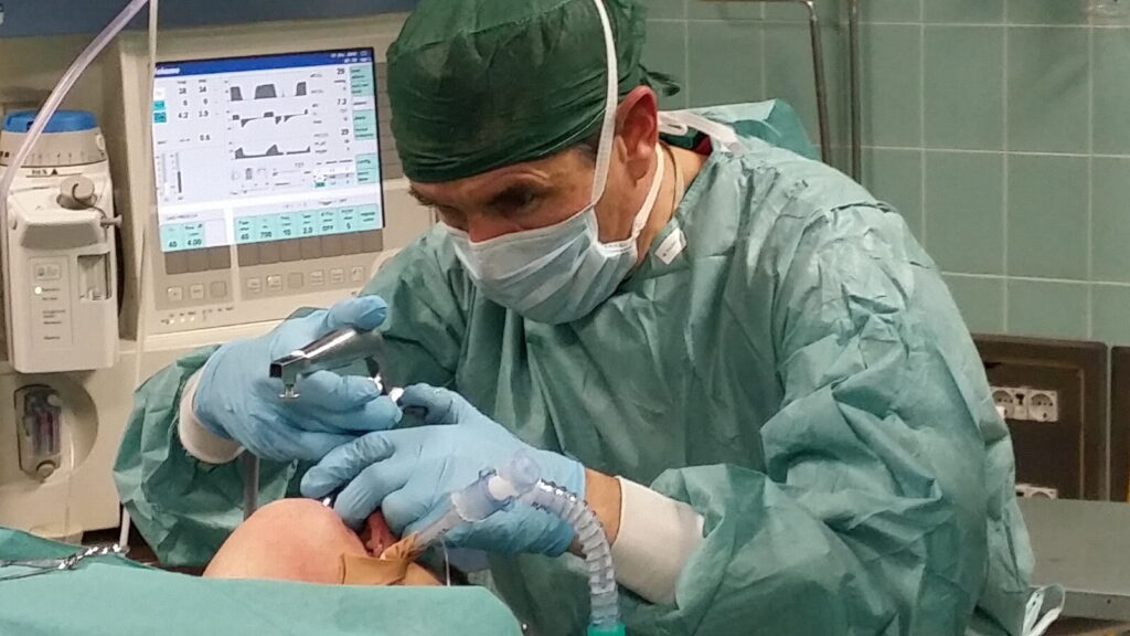 Nocciola nei bronchi per due settimane: salvata una bambina di 20 mesi a Treviso