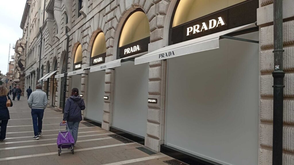 Padova, Prada oscura le vetrine durante le manifestazioni in piazza Garibaldi