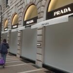 Padova, Prada oscura le vetrine durante le manifestazioni in piazza Garibaldi