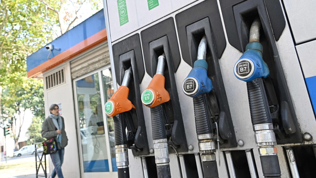 Gasolio, in Italia le tasse pesano per il 48%: è il dato più alto nell’Ue