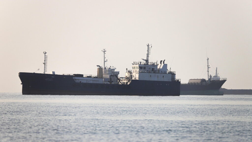 Autorità marittime: due navi affondate nello Stretto di Hormuz in 24 ore