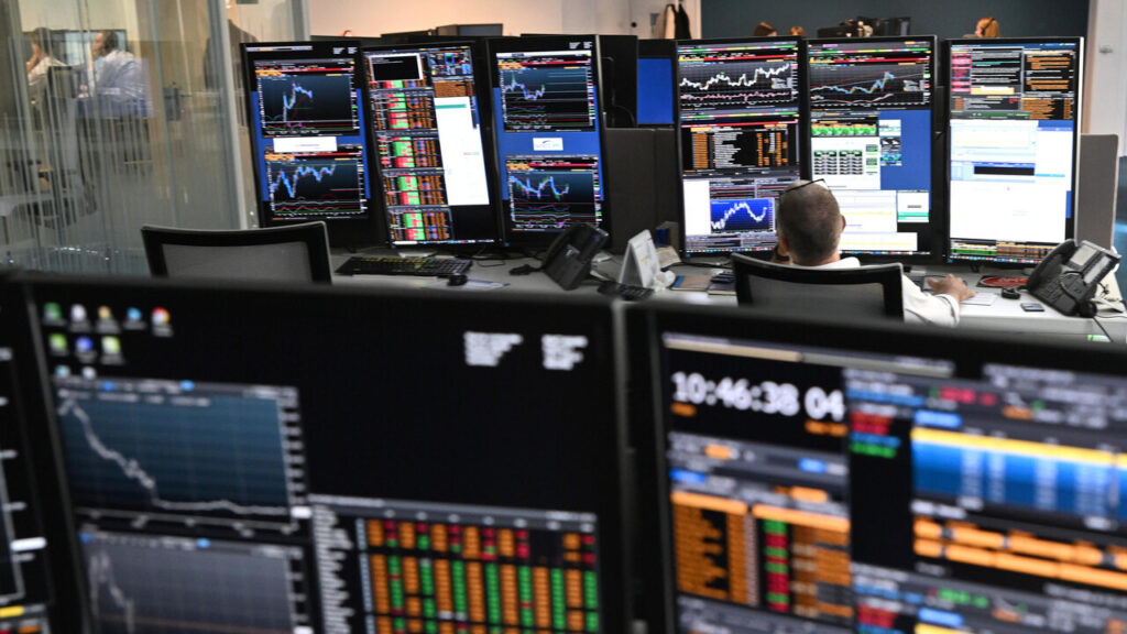 Borsa di Milano debole, banche in calo: Stellantis sale dopo i conti