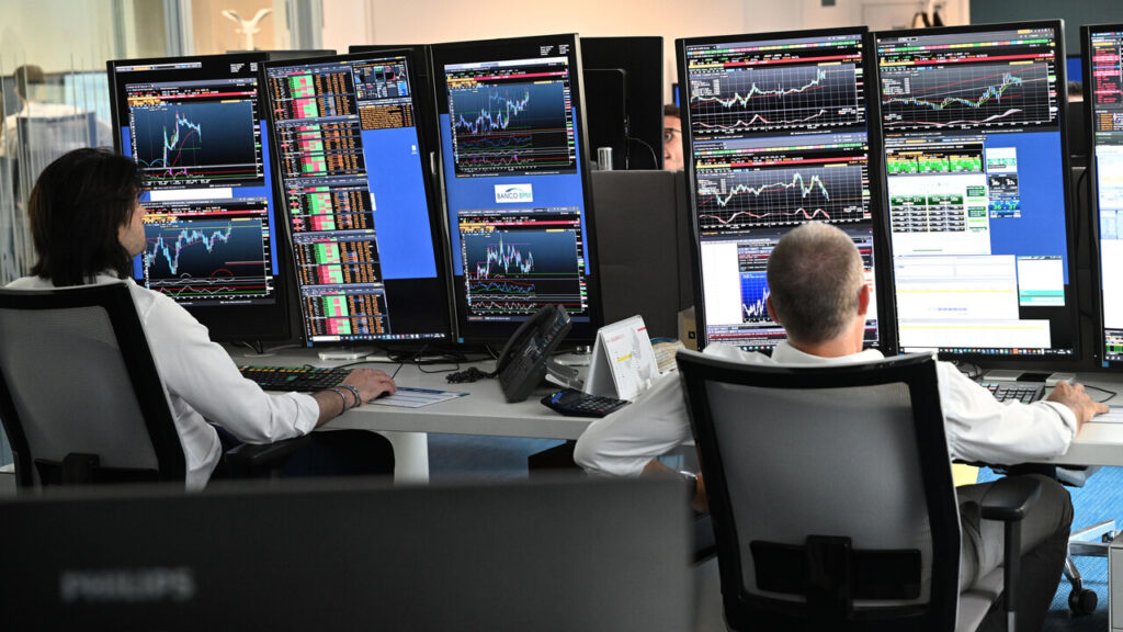 Borsa di Milano in rialzo dello 0,8%, banche positive e Avio in corsa