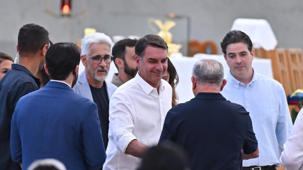Brasile, Flávio Bolsonaro annuncia la visita al padre Jair dopo oltre tre mesi di stop
