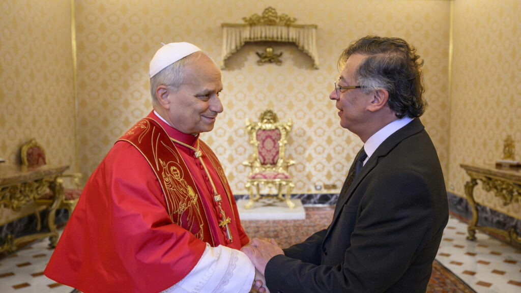 Gustavo Petro augura una pronta guarigione a papa Leone XIV e invoca una “battaglia spirituale”