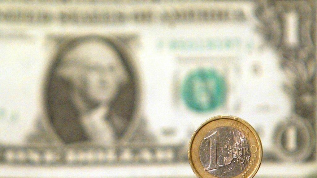 Euro in lieve calo: scambiato a 1,1118 dollari