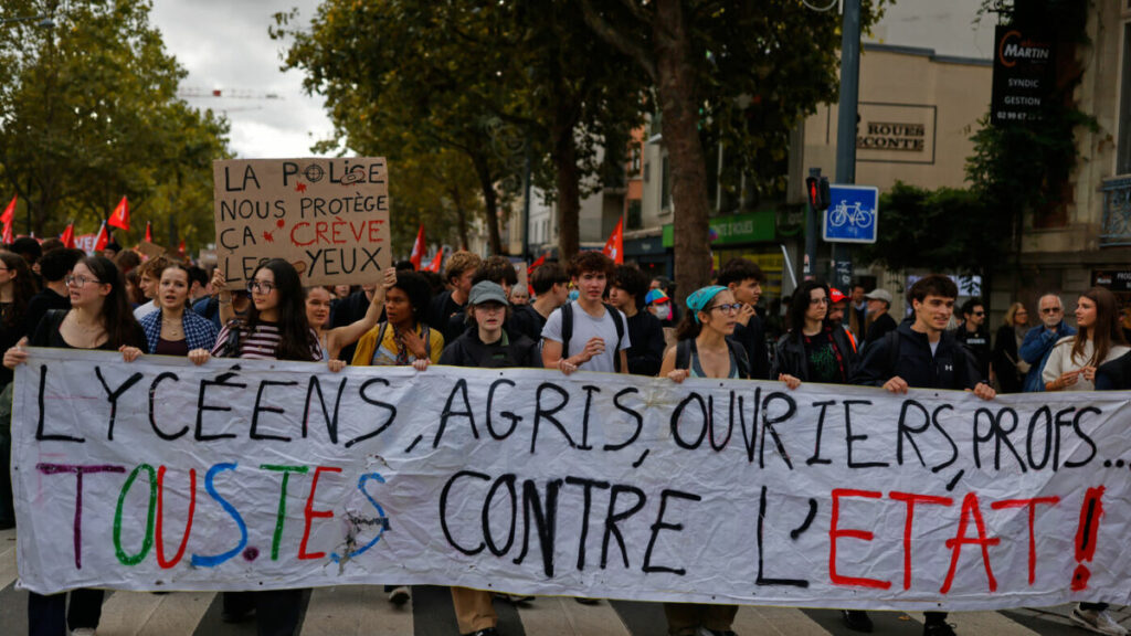 Francia, ancora cortei degli studenti: 214 scuole chiuse e tensioni in diverse città