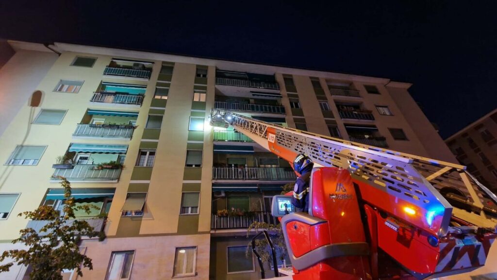 Incendio in un appartamento a Bolzano, due uomini intossicati dal fumo
