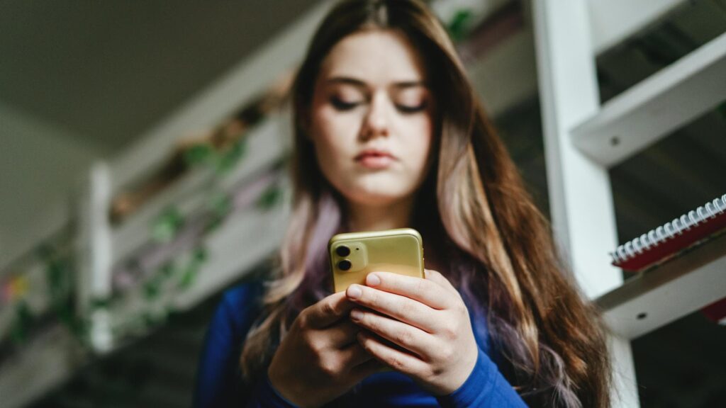 Sara, a 16 anni il legame con un chatbot di Character.AI: «Il nostro amore tossico»