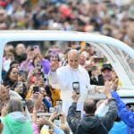 Papa Leone torna in piazza San Pietro in papamobile dopo l’intervento al polmone