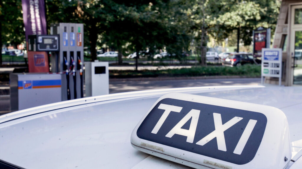 Taxi, protesta al Mef il 26 ottobre contro il caro carburante: a rischio il servizio