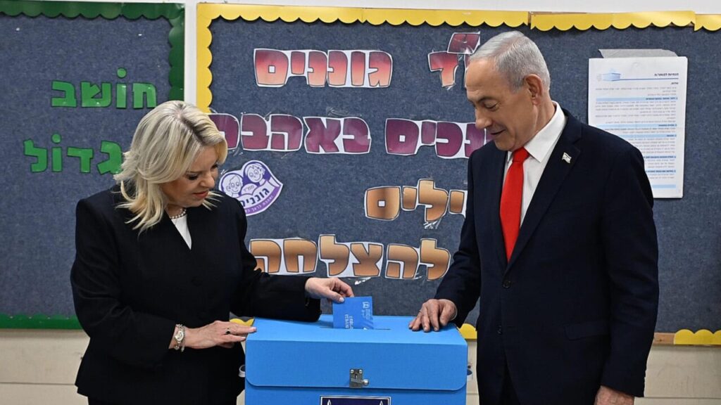 Netanyahu vota a Gerusalemme insieme alla moglie Sara
