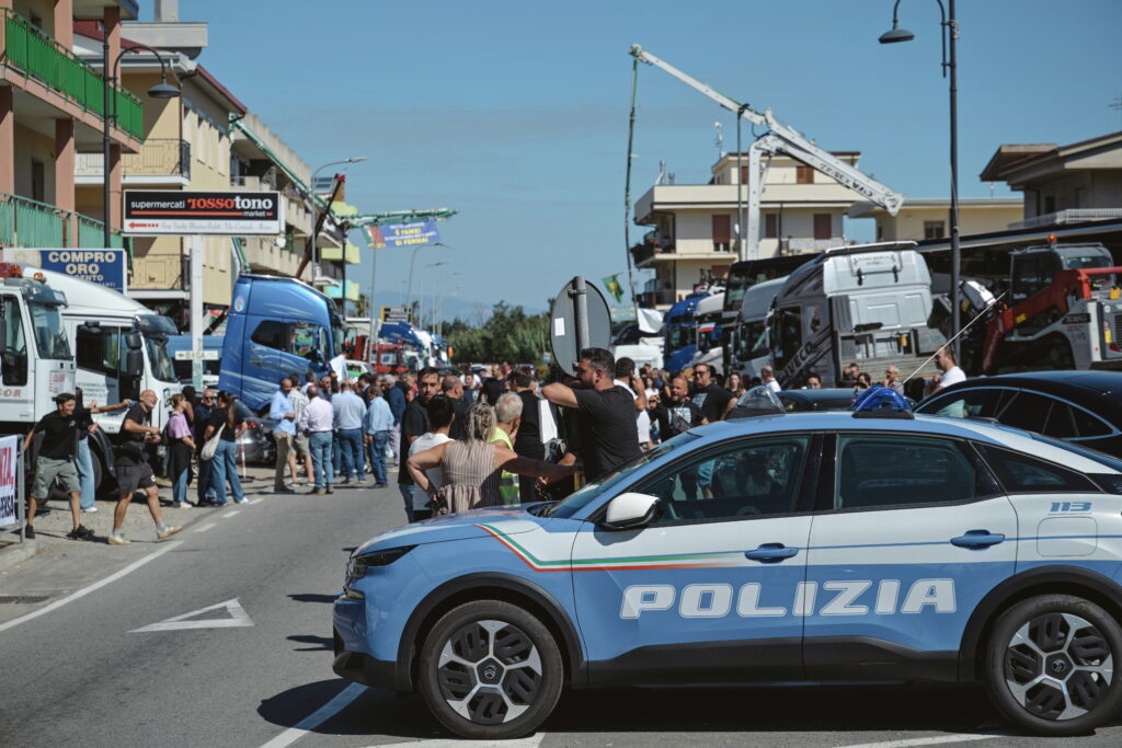 Governo, oggi il decreto su autotrasporto e agricoltura: sospesi i blocchi dei tir