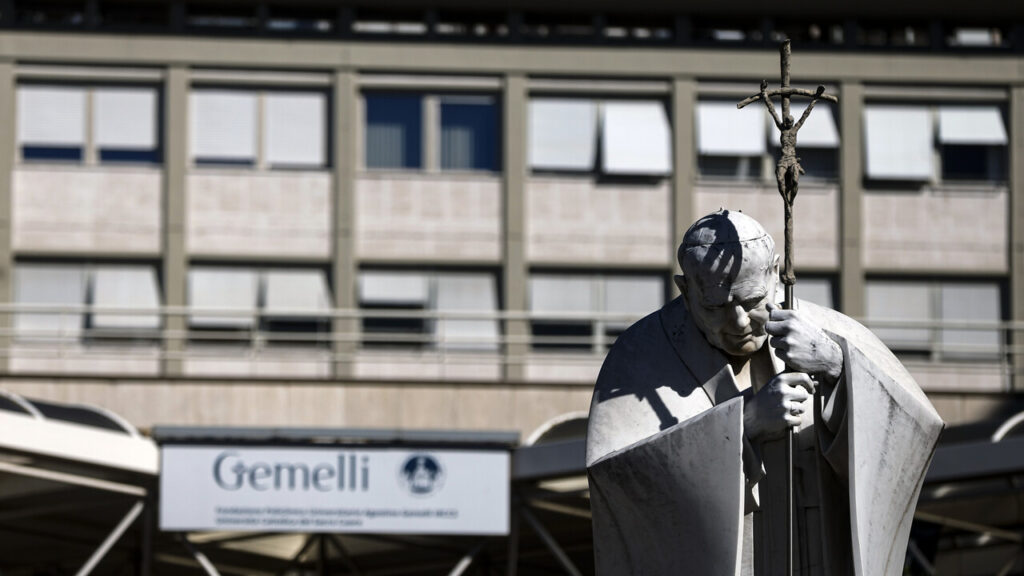 Papa Leone operato per un adenocarcinoma polmonare: decorso post-operatorio regolare