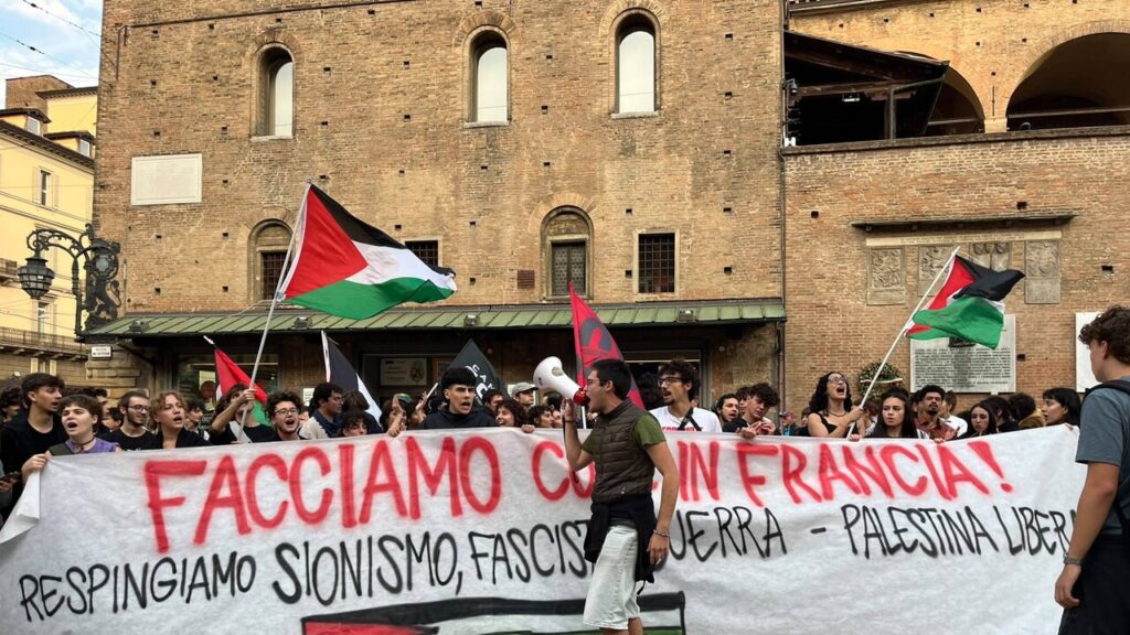 Bologna, diverse centinaia in piazza contro il sionismo e le aggressioni omofobe