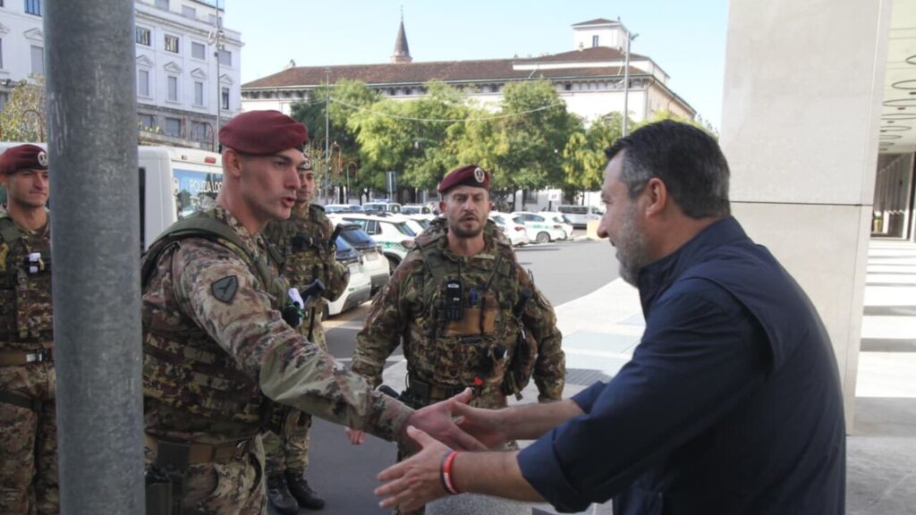 Salvini in centro a Milano dopo i saccheggi: incontro con commercianti, sicurezza e parà