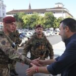 Salvini in centro a Milano dopo i saccheggi: incontro con commercianti, sicurezza e parà