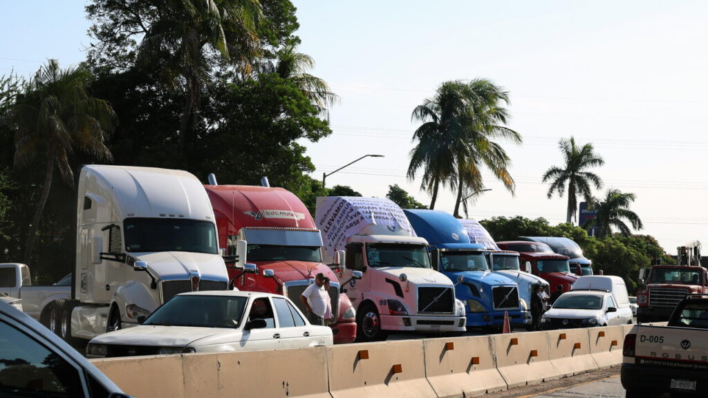 Messico, sciopero nazionale degli autotrasportatori: bloccate le principali strade