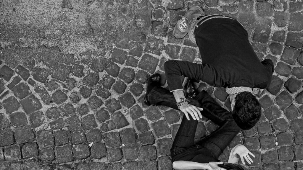 Bergamo, 25enne ai domiciliari: accusato di violenze contro la compagna, lei lascia l’Italia