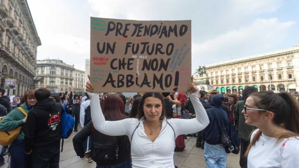 Studenti in sciopero contro il riarmo: «Più scuola, meno armi»