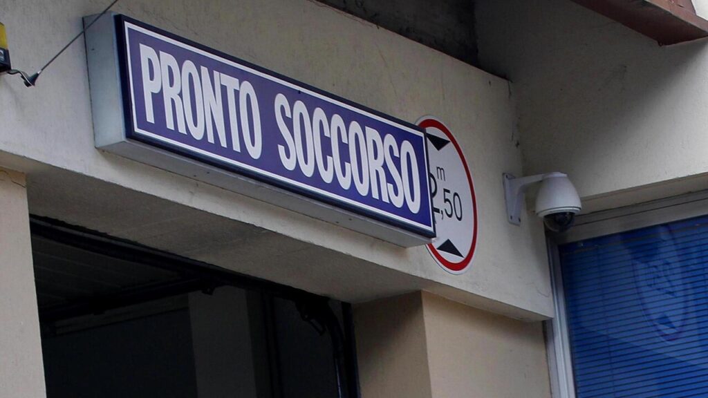Firenze, tenta di aggredire i sanitari al pronto soccorso: ferito un vigilante