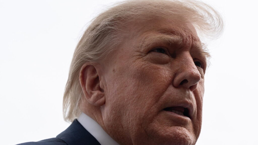 Trump: «È il momento di un nuovo presidente per l’Ucraina»