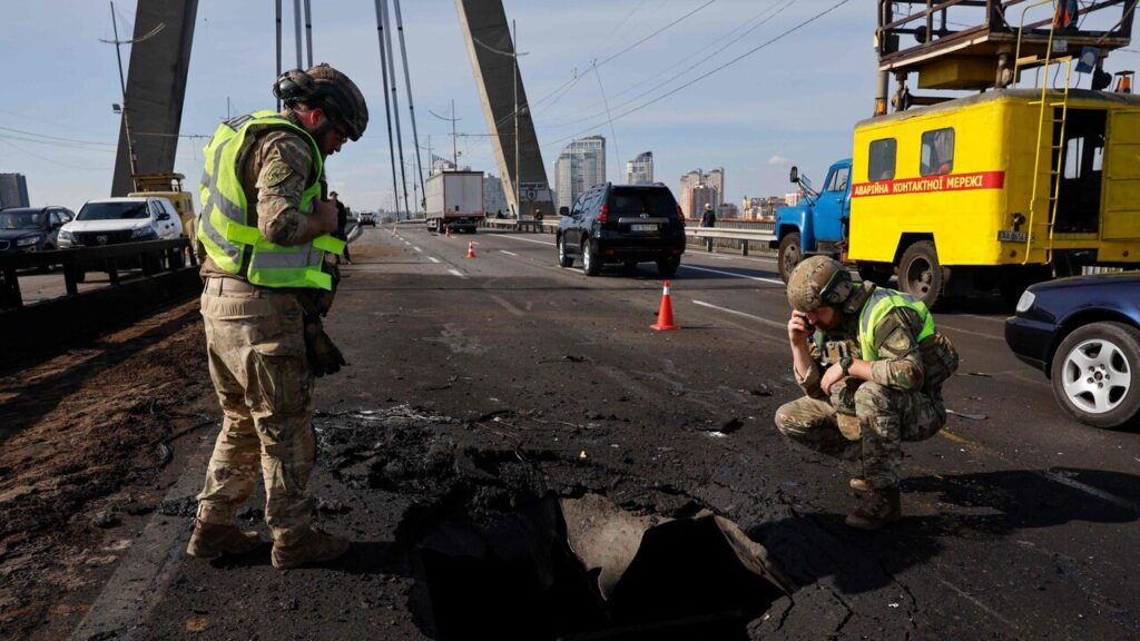 Merz a Kiev, colpito il Ponte Nord durante la visita: Zelensky riferisce di un attacco con droni
